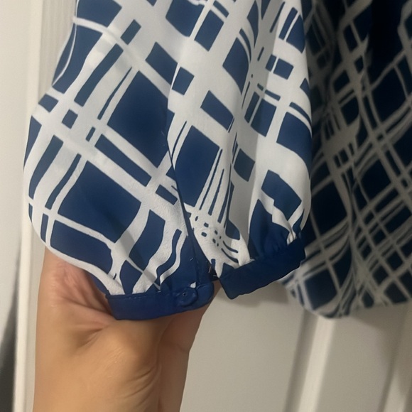 Liz Lange blue and white blouse top shirt long sleeve size medium flow style - Picture 3 of 8